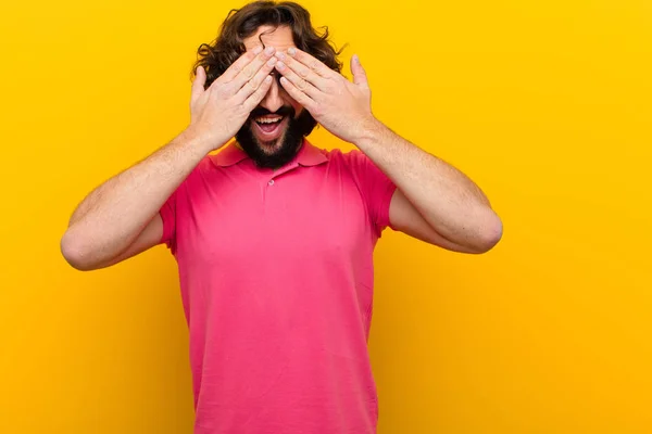 Joven Loco Sonriendo Sintiéndose Feliz Cubriendo Los Ojos Con Ambas — Foto de Stock