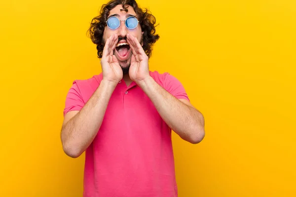 Joven Loco Sintiéndose Feliz Emocionado Positivo Dando Gran Grito Con — Foto de Stock