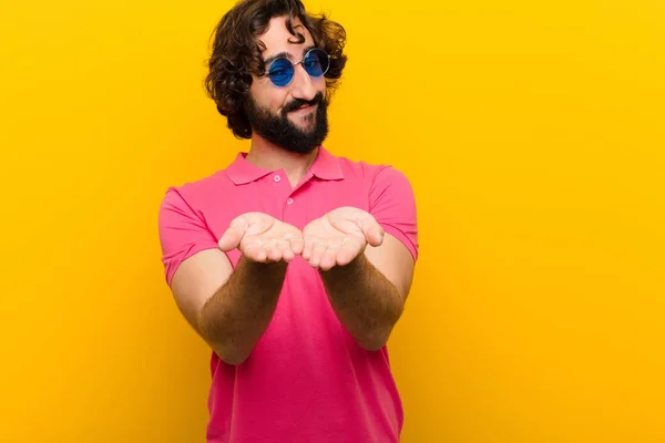 Jovem Louco Sorrindo Feliz Com Amigável Confiante Olhar Positivo Oferecendo — Fotografia de Stock