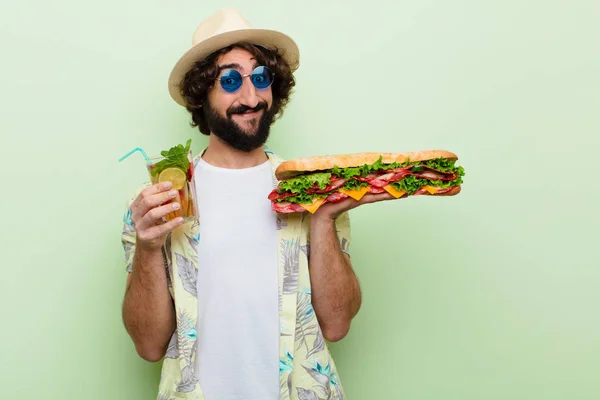 年轻疯狂的留着胡子的游客 带着一个大三明治 — 图库照片