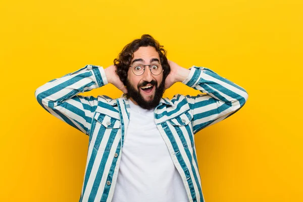 Joven Loco Buscando Feliz Despreocupado Amigable Relajado Disfrutando Vida Éxito — Foto de Stock