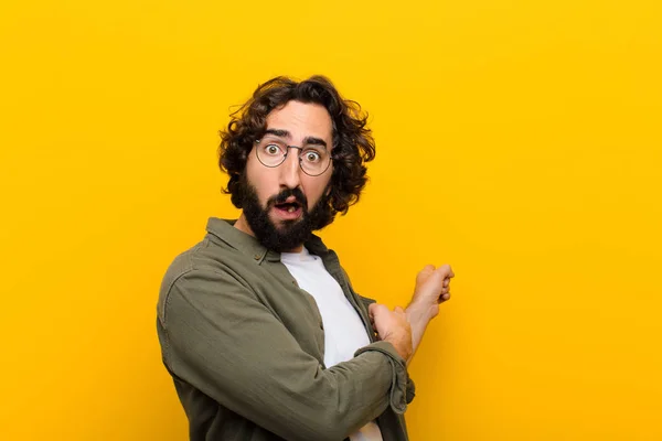 Young Crazy Man Feeling Shocked Surprised Pointing Copy Space Side — Stock Photo, Image