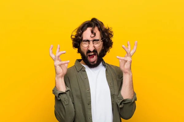 Jeune Fou Criant Les Mains Air Sentant Furieux Frustré Stressé — Photo