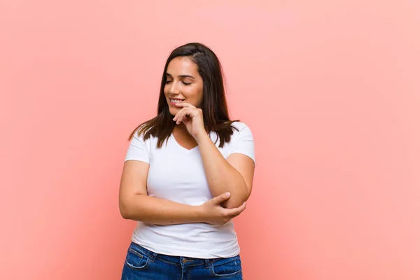 Giovane Bella Donna Ispanica Sorridente Con Una Felice Espressione Fiduciosa — Foto Stock