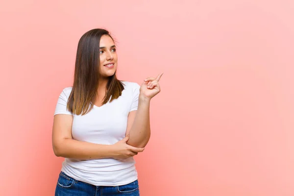 Young Pretty Hispanic Woman Smiling Happily Looking Sideways Wondering Thinking — ストック写真