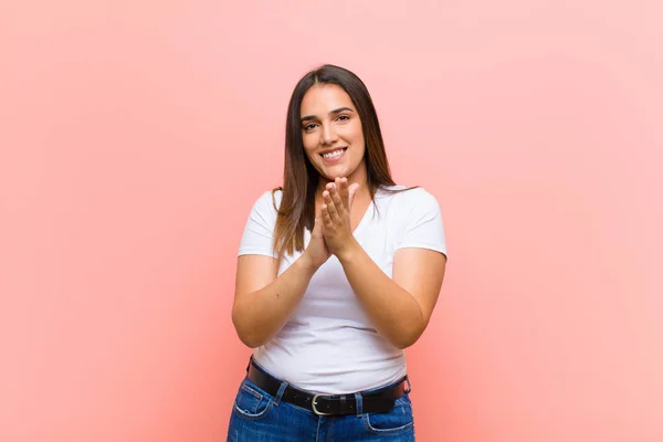 Junge Hübsche Hispanische Frau Lächelt Und Sieht Freundlich Aus Zeigt — Stockfoto