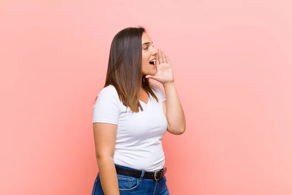 Giovane Bella Vista Profilo Donna Ispanica Cercando Felice Eccitato Gridando — Foto Stock