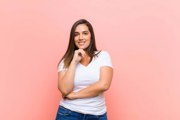 Jonge Mooie Spaanse Vrouw Zoek Gelukkig Glimlachend Met Hand Kin — Stockfoto