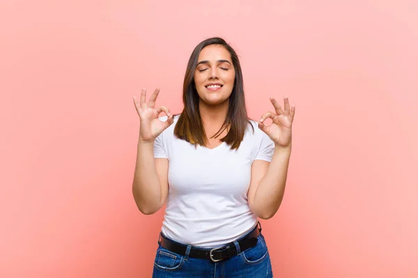 Joven Mujer Bastante Hispana Cubriendo Los Ojos Con Una Mano — Foto de Stock