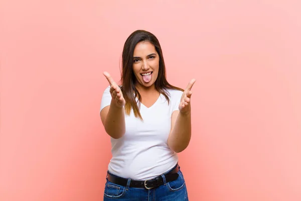 Ung Söt Latinamerikansk Kvinna Känner Sig Lycklig Förvånad Lycklig Och — Stockfoto