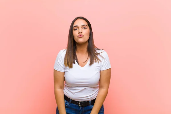 Giovane Bella Donna Ispanica Premendo Labbra Insieme Con Una Simpatica — Foto Stock