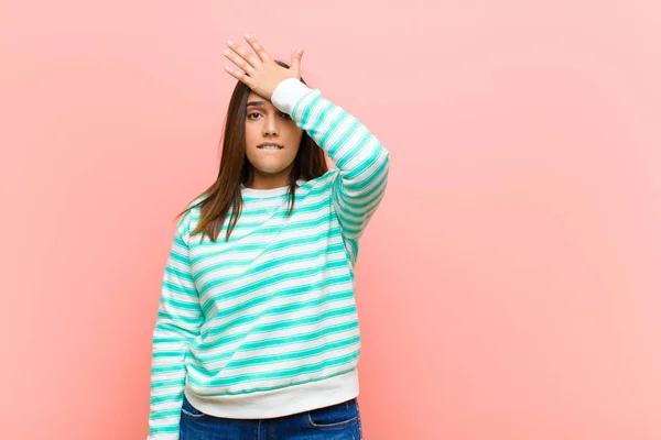 Young Pretty Hispanic Woman Raising Palm Forehead Thinking Oops Making — Stock Photo, Image