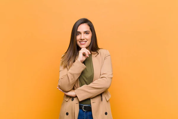 Joven Bonita Mujer Mirando Feliz Sonriendo Con Mano Barbilla Preguntándose — Foto de Stock