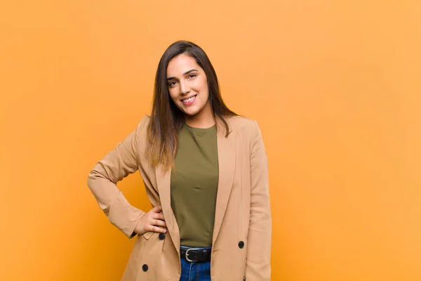 Joven Bonita Mujer Sonriendo Felizmente Con Una Mano Cadera Actitud — Foto de Stock