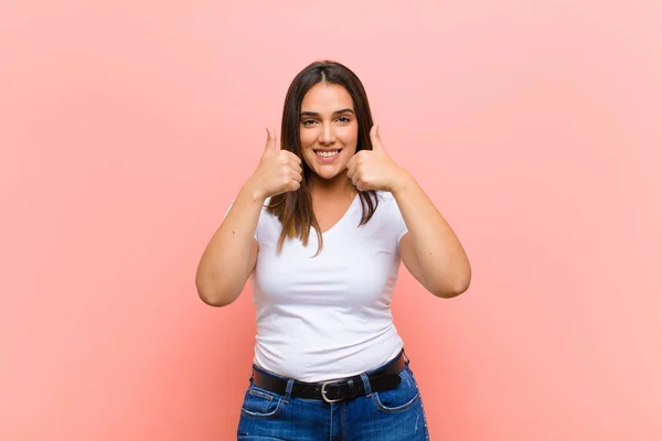 Jovem Mulher Hispânica Bonita Sorrindo Amplamente Olhando Feliz Positivo Confiante — Fotografia de Stock