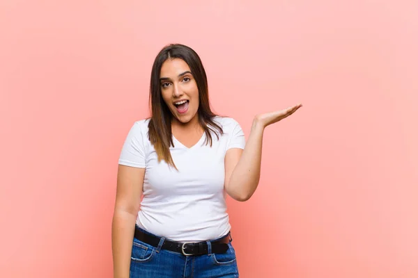 Jonge Mooie Spaanse Vrouw Zich Gelukkig Voelen Verrast Vrolijk Glimlachen — Stockfoto