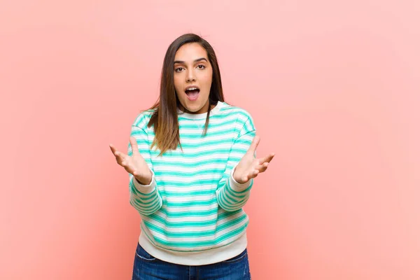 Ung Söt Latinamerikansk Kvinna Känner Sig Extremt Chockad Och Förvånad — Stockfoto