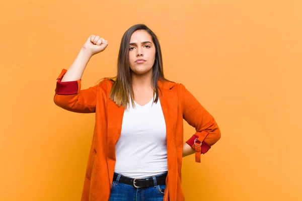 Jonge Mooie Vrouw Voelt Zich Serieus Sterk Opstandig Heft Vuist — Stockfoto