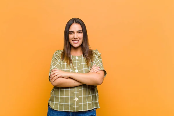 Ung Vacker Kvinna Ser Som Glad Stolt Och Nöjd Presterare — Stockfoto