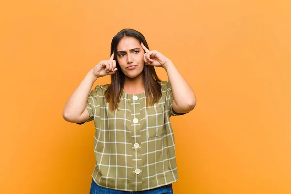 Jovem Bonita Mulher Olhando Concentrado Pensando Duro Uma Ideia Imaginando — Fotografia de Stock