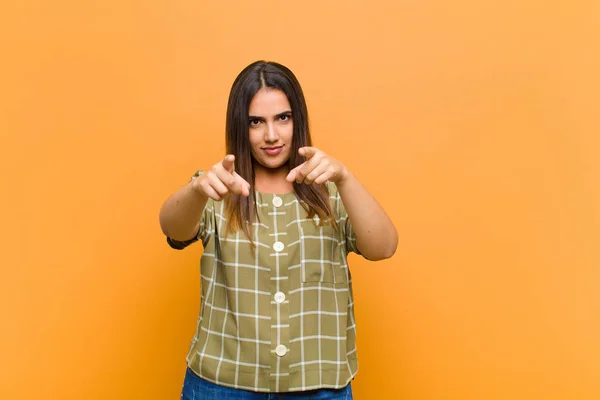 Jovem Bonita Mulher Apontando Para Frente Para Câmera Com Dois — Fotografia de Stock