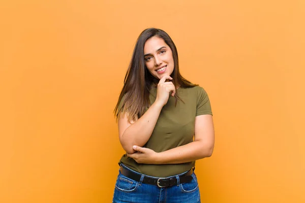 Junge Hübsche Frau Lächelt Genießt Das Leben Fühlt Sich Glücklich — Stockfoto