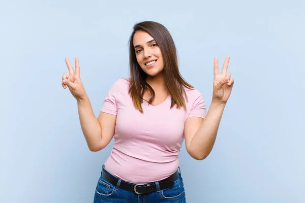 Joven Bonita Mujer Sonriendo Buscando Feliz Amistosa Satisfecha Haciendo Gestos —  Fotos de Stock