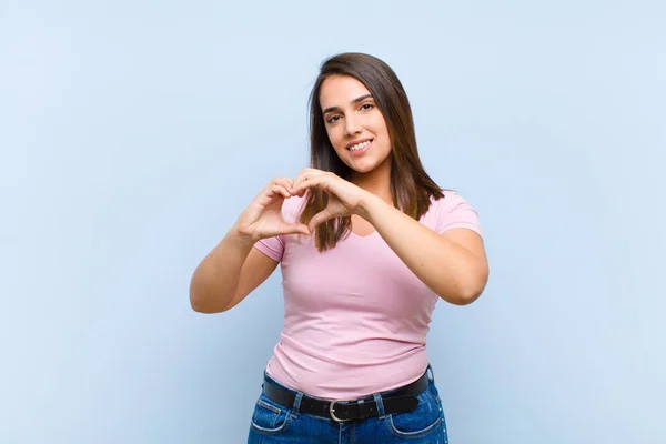 Jovem Mulher Bonita Sorrindo Sentindo Feliz Bonito Romântico Apaixonado Fazendo — Fotografia de Stock