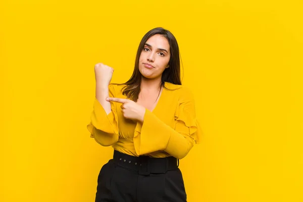 Jonge Mooie Vrouw Kijken Ongeduldig Boos Wijzen Wacht Vragen Stiptheid — Stockfoto