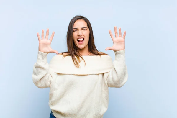 Jonge Mooie Vrouw Schreeuwen Paniek Woede Geschokt Doodsbang Woedend Met — Stockfoto