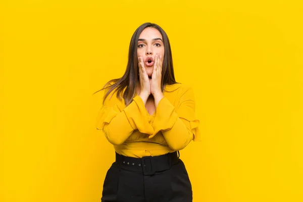 Jong Mooi Vrouw Gevoel Geschokt Bang Kijken Doodsbang Met Open — Stockfoto