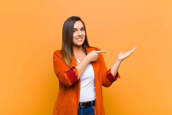 Joven Bonita Mujer Sonriendo Alegremente Apuntando Copiar Espacio Palma Mano —  Fotos de Stock