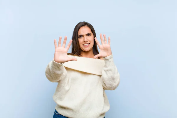 Ung Vacker Kvinna Känsla Stupefied Och Rädd Fruktar Något Skrämmande — Stockfoto