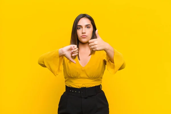 Jovem Bonita Mulher Sentindo Confuso Sem Noção Inseguro Ponderando Bom — Fotografia de Stock