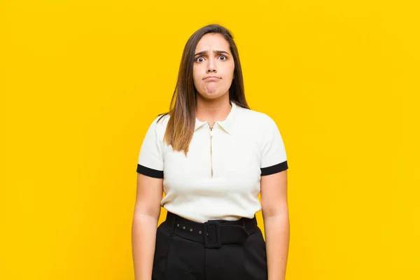 Ung Vacker Kvinna Känner Sig Ledsen Och Stressad Upprörd Grund — Stockfoto