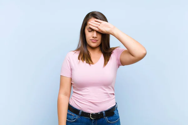 Jeune Jolie Femme Air Stressée Fatiguée Frustrée Séchant Sueur Front — Photo