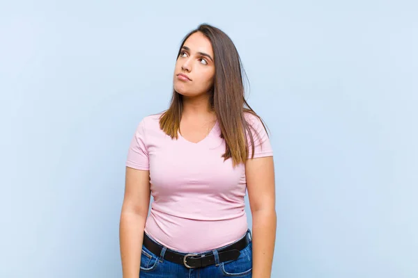 Giovane Bella Donna Con Espressione Preoccupata Confusa Priva Indizi Guardando — Foto Stock