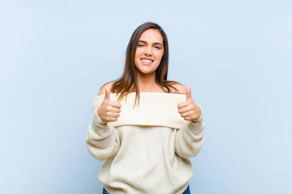 Jonge Mooie Vrouw Glimlachen Breed Zoek Gelukkig Positief Zelfverzekerd Succesvol — Stockfoto