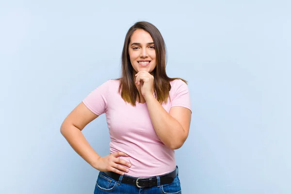 Joven Bonita Mujer Mirando Feliz Sonriendo Con Mano Barbilla Preguntándose — Foto de Stock