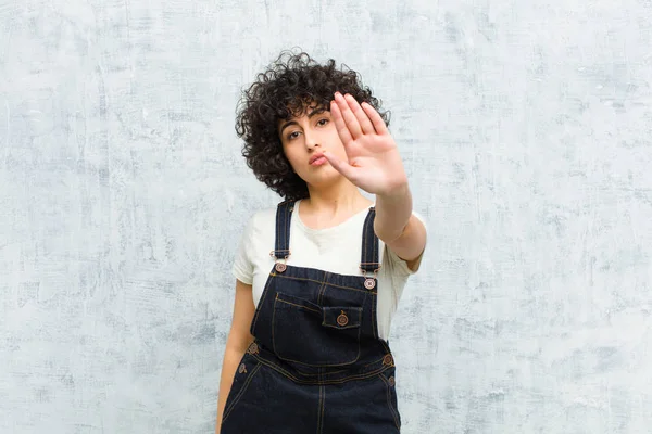 Jovem Bonita Afro Mulher Olhando Sério Popa Descontente Irritado Mostrando — Fotografia de Stock