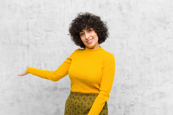 Mladá Hezká Afro Žena Která Cítí Šťastná Veselá Usmívá Vítá — Stock fotografie