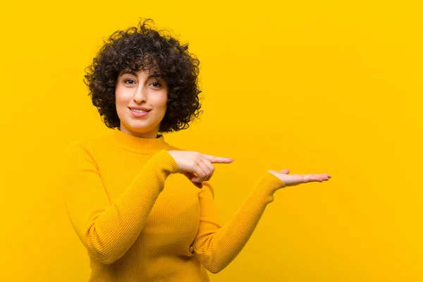 Jovem Mulher Afro Bonita Sorrindo Sentindo Feliz Despreocupado Satisfeito Apontando — Fotografia de Stock