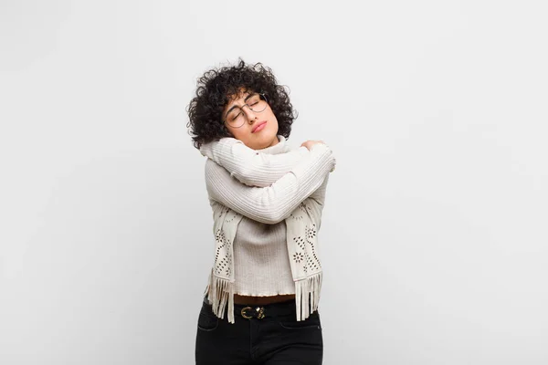 Jovem Bonita Afro Mulher Sentindo Amor Sorrindo Abraçando Abraçando Ficar — Fotografia de Stock