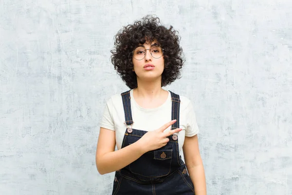 Giovane Bella Donna Afro Sentirsi Felice Positivo Successo Con Mano — Foto Stock