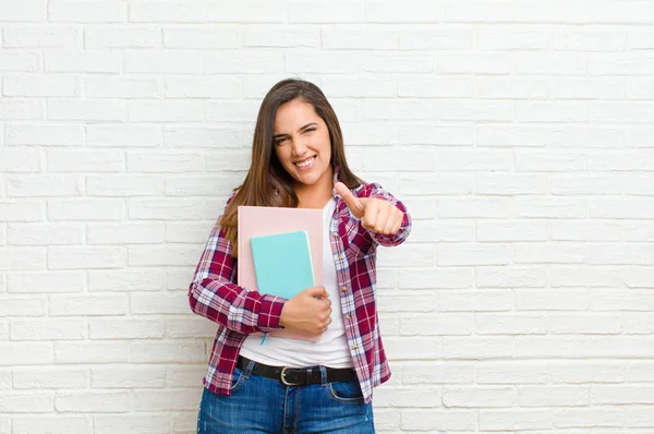 Jovem Mulher Bonita Contra Textura Parede Tijolo — Fotografia de Stock