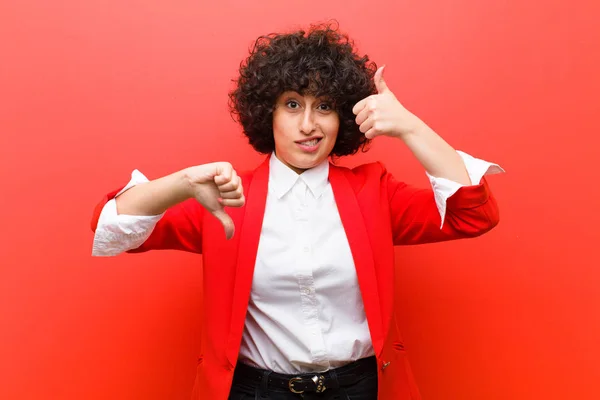 Joven Bastante Afro Mujer Sintiéndose Confundido Despistado Inseguro Ponderando Bueno — Foto de Stock