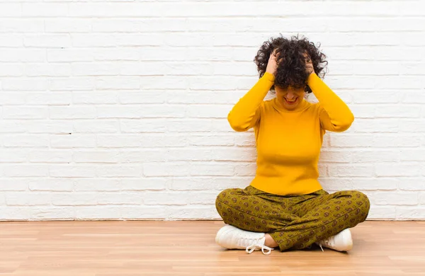 Junge Hübsche Afro Frau Fühlt Sich Gestresst Und Frustriert Hebt — Stockfoto