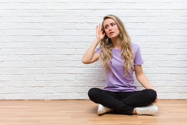 Jonge Blonde Mooie Vrouw Glimlachend Nieuwsgierig Naar Opzij Kijken Proberen — Stockfoto