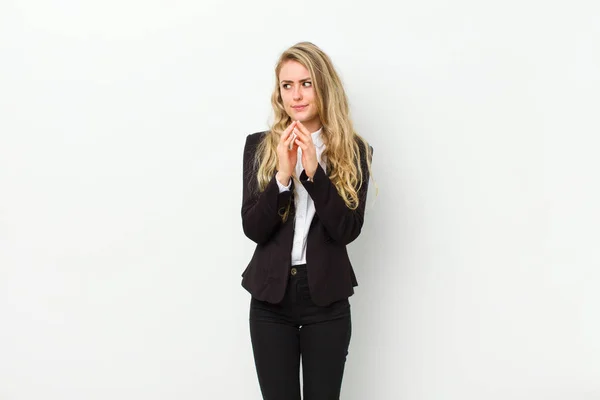 Young Blonde Woman Feeling Proud Mischievous Arrogant While Scheming Evil — Stock Photo, Image