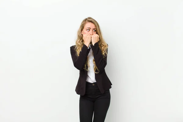 Jonge Blonde Vrouw Kijken Bezorgd Angstig Gestrest Bang Bijten Nagels — Stockfoto